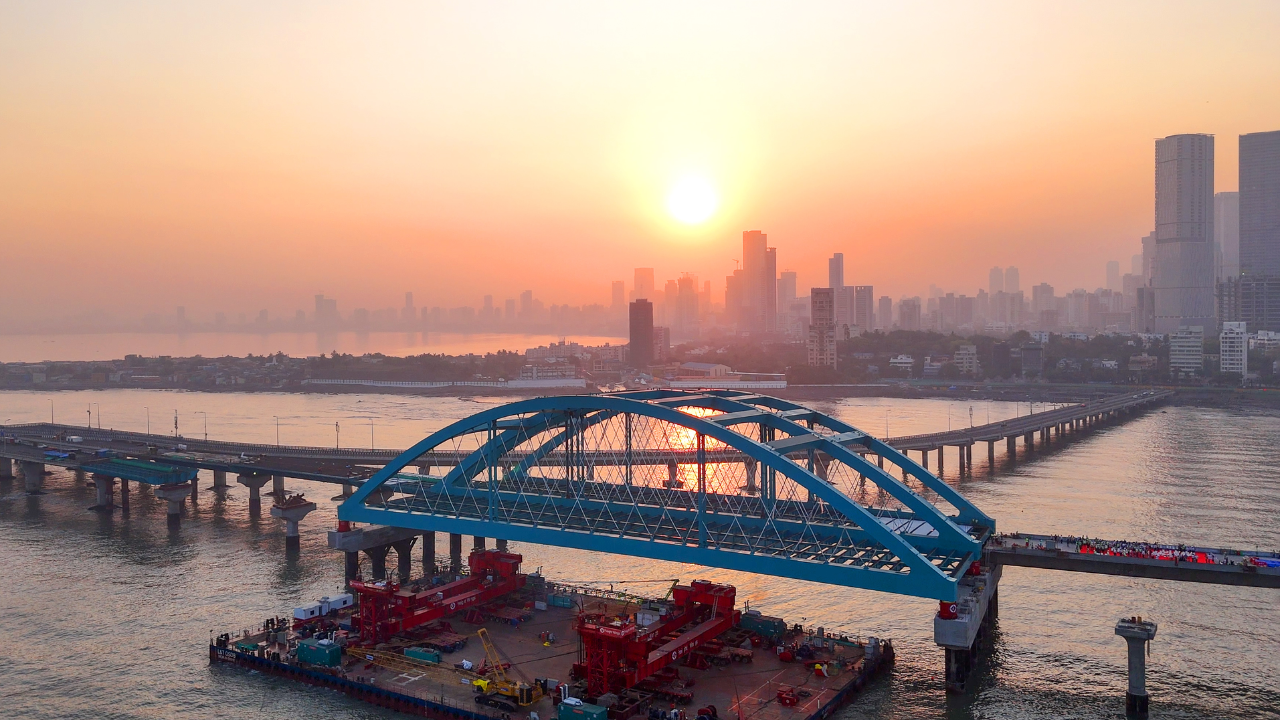 The second girder (Bow Arch String Girder) connecting the Mumbai Coastal Road and the Bandra-Worli Sea Link is installed successfully today.