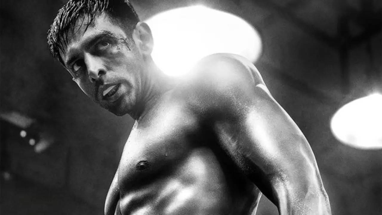 Kartik Aaryan flaunts his ripped body as boxer in second poster of 'Chandu Champion'