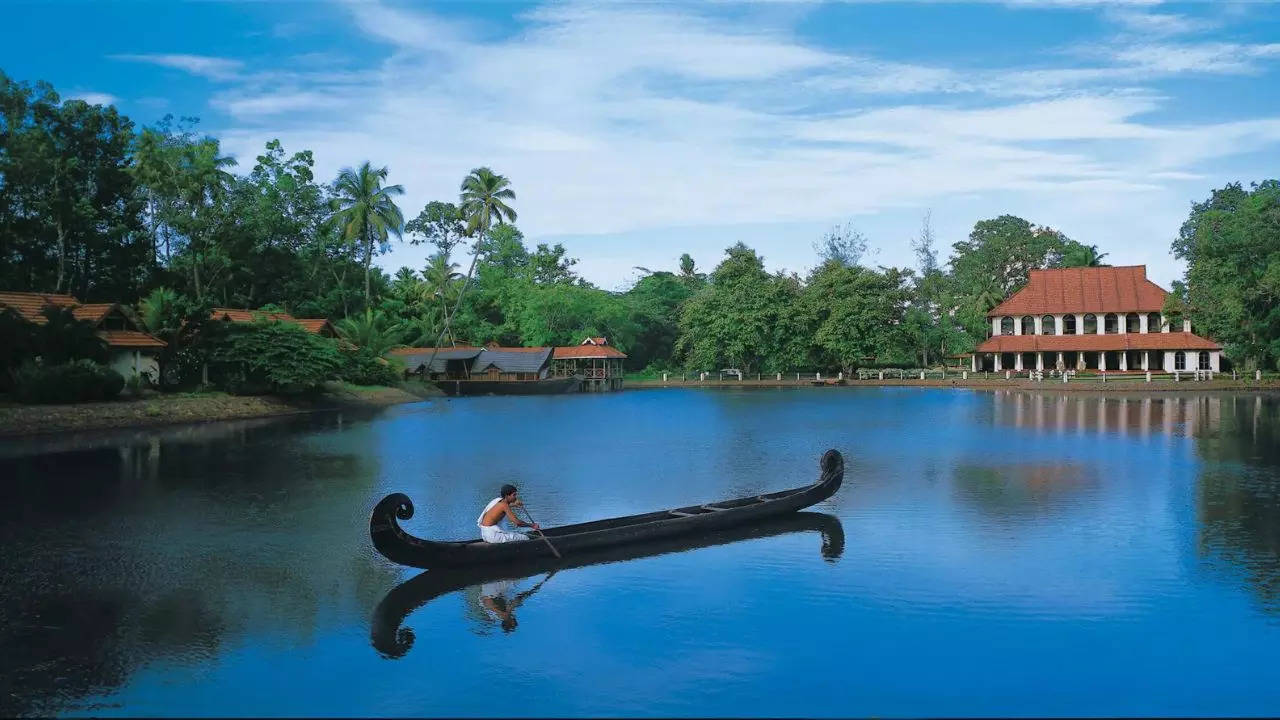 A Guide To The Best Stays In Kerala For Your Tropical Getaway. Credit: Taj Kumarakom resort