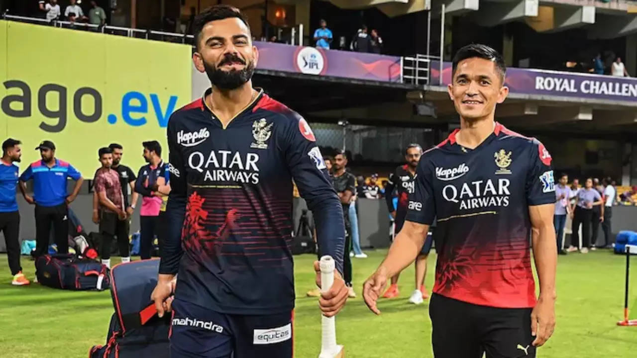 Virat Kohli and Sunil Chhetri in a RCB practice session