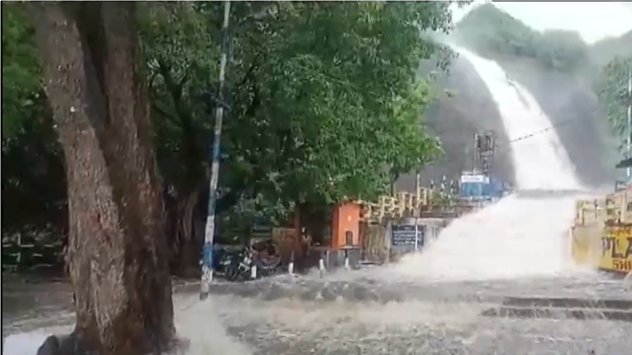 VIDEO: Flash Flood In Tamil Nadu's Old Courtallam Waterfalls