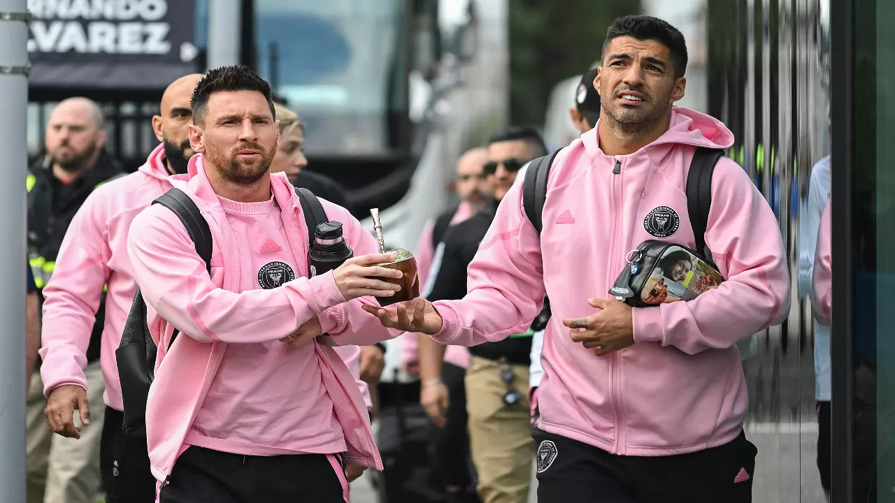 Lionel Messi and Luis Suarez before a MLS game