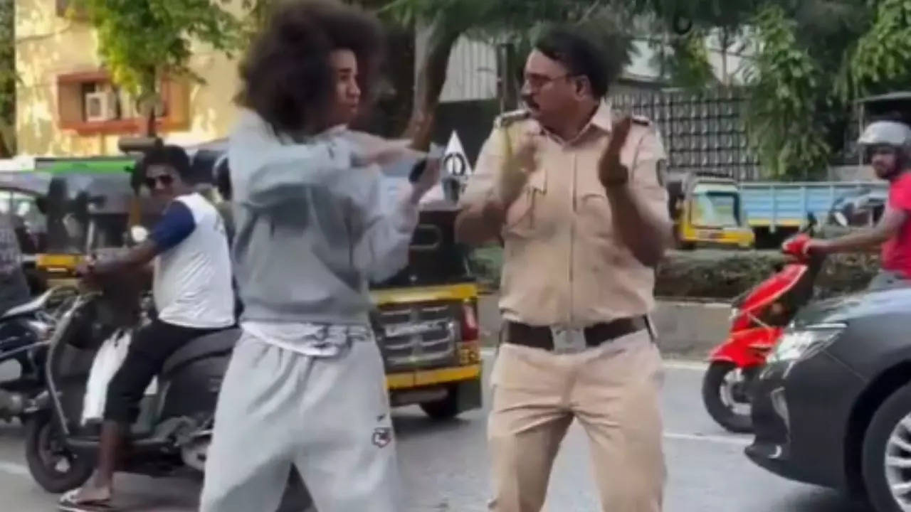 viral video: mumbai cop busy making reel; man without helmet escapes