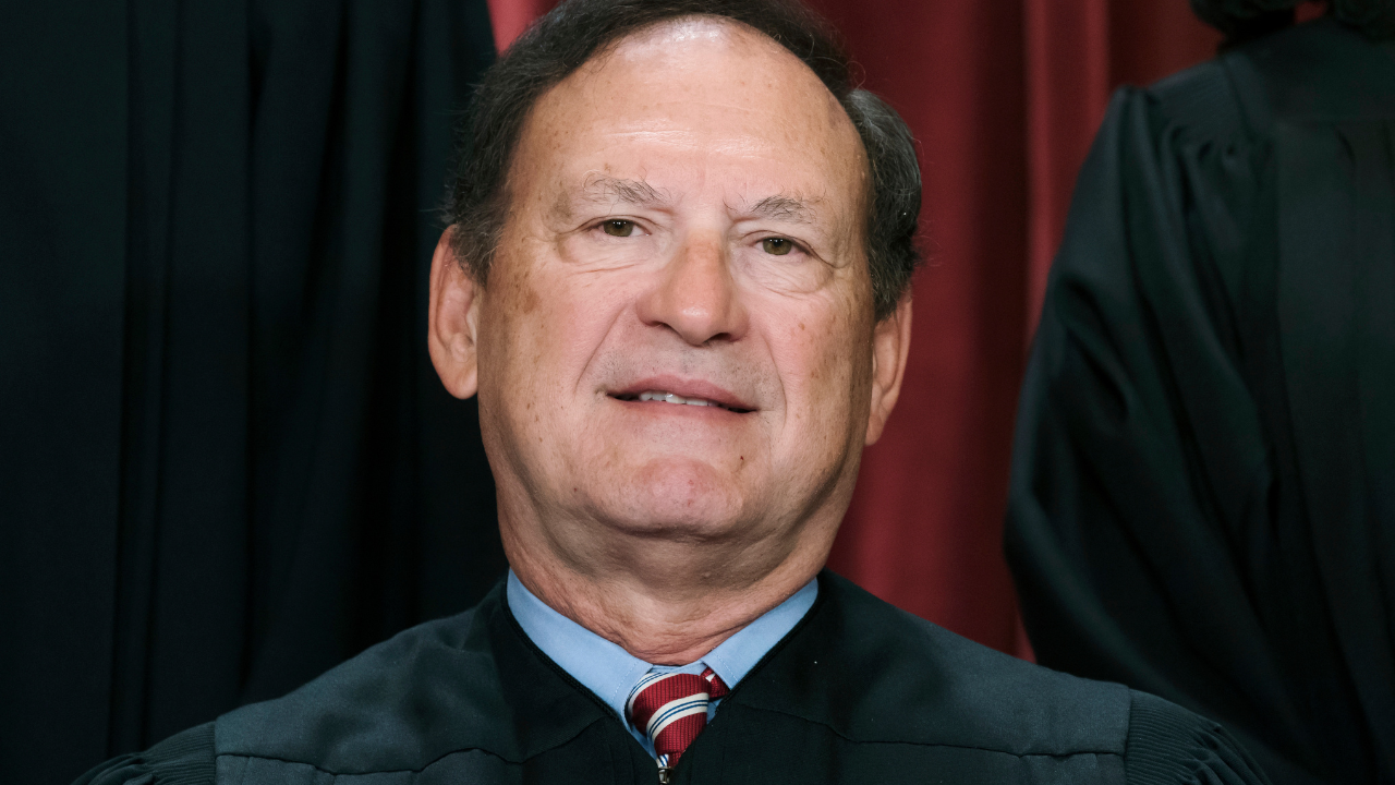 Justice Samuel Alito flew an upside down US flag