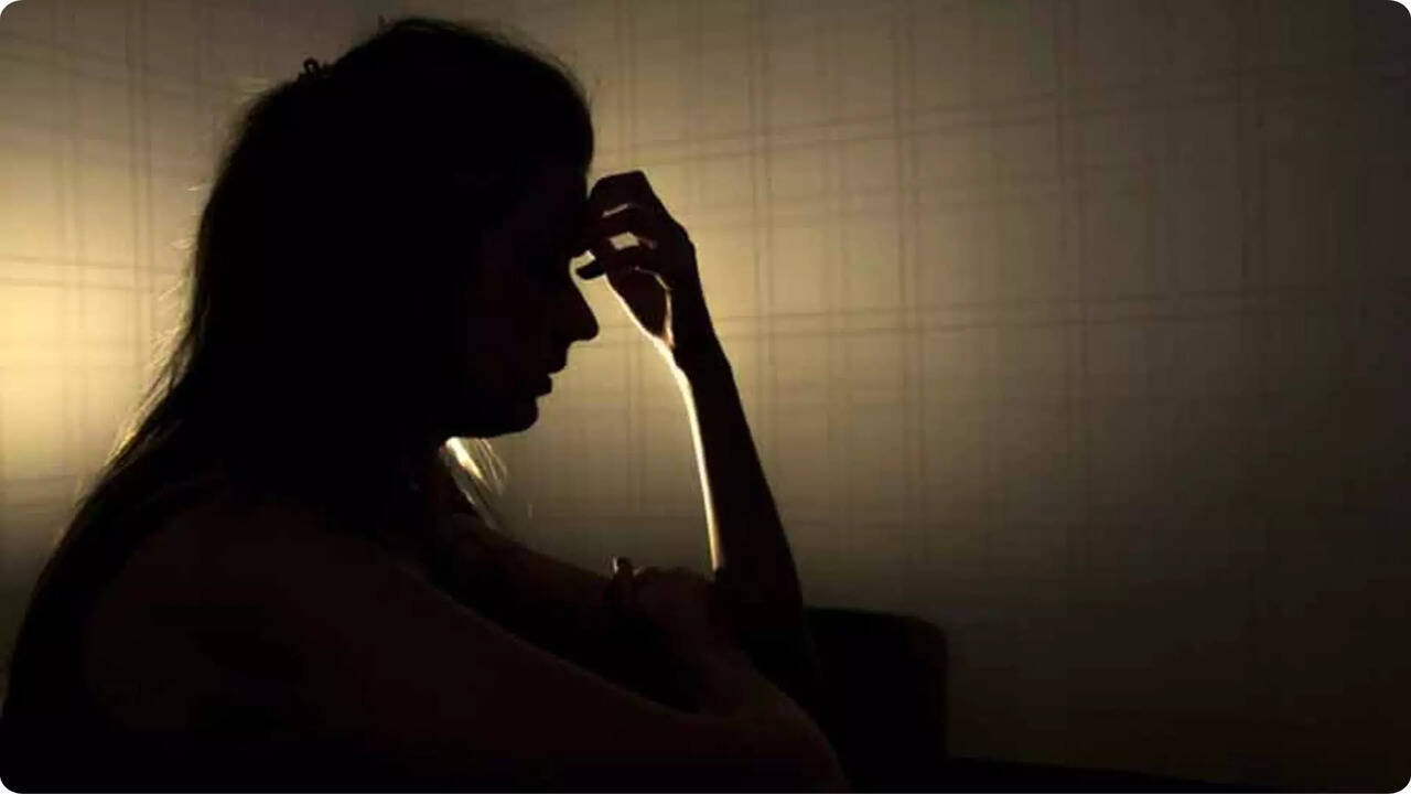  மனைவியின் நடத்தையில் சந்தேகம்.. பிறப்புறுப்பில் பூட்டு போட்டு கொடுமை செய்த கணவன் கைது 