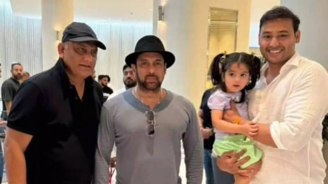 Salman Khan In Dubai: Superstar's Cute Gesture For Little Fan Proves, Yet Again, He Is The Best | WATCH