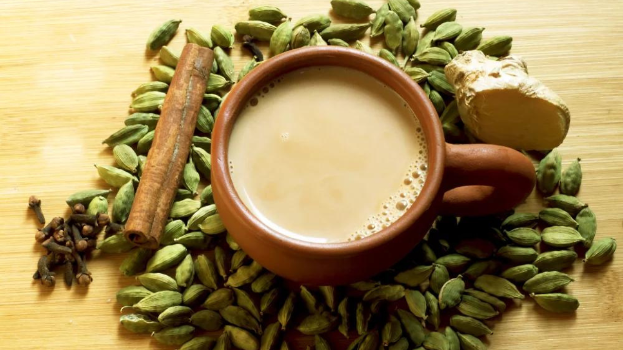 Cardamon Tea: चहा बनवताना वेलची कधी घालायची, उकळण्यापूर्वी की नंतर ...