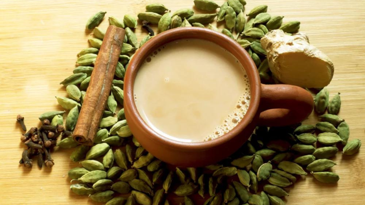 know the correct method of to add cardamom while making tea many people do not know the correct method