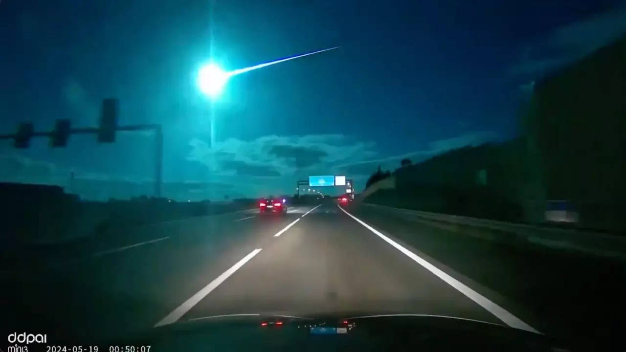 Portugal Meteor: Blazing Space Rock Leaves Blue-Coloured Trail on ...