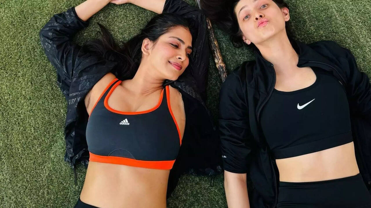  கிளாமர் மட்டுமில்ல.. எனக்கு இதுவும் நல்லா வரும்.. வைரலாகும் மாளவிகா மோகனனின் லேட்டஸ்ட் கவர்ச்சி புகைப்படங்கள்! 