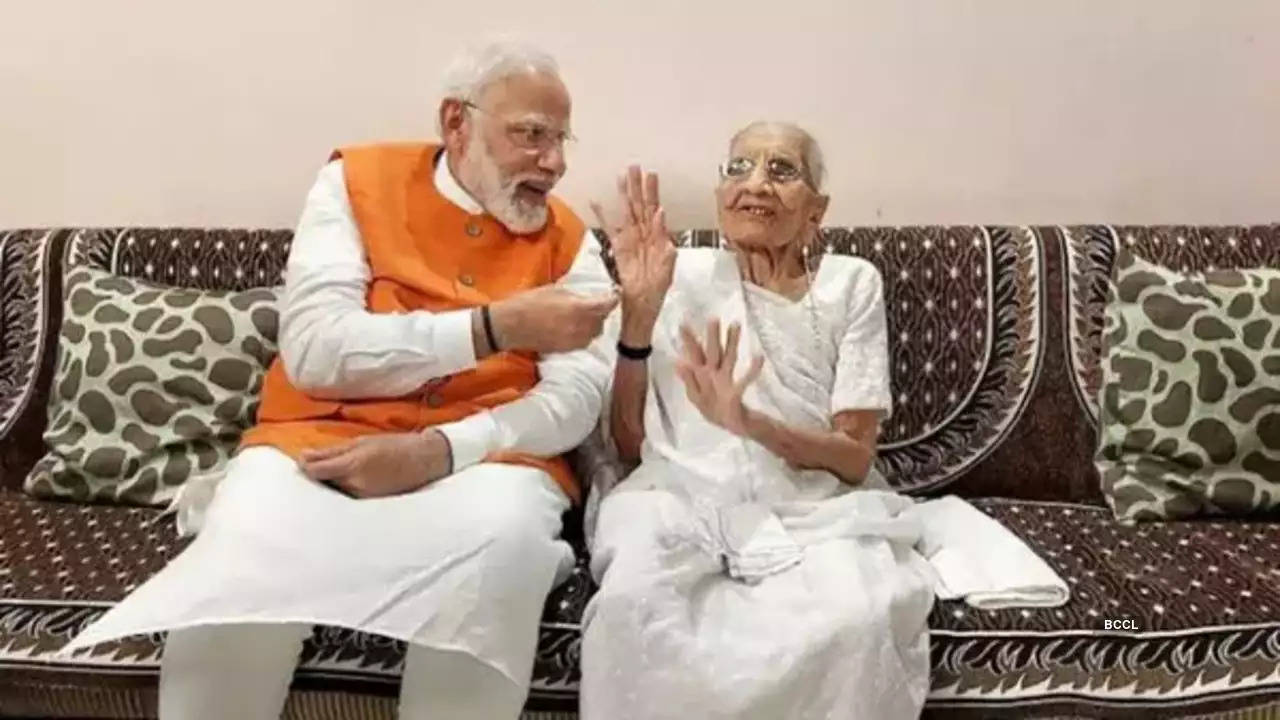 PM Modi with his mother Heeraben (File Photo)