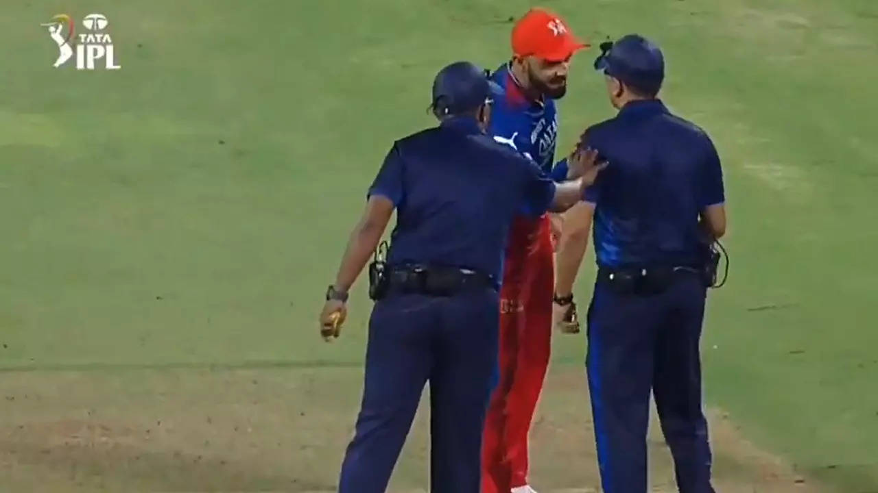 virat kohli talks to umpires