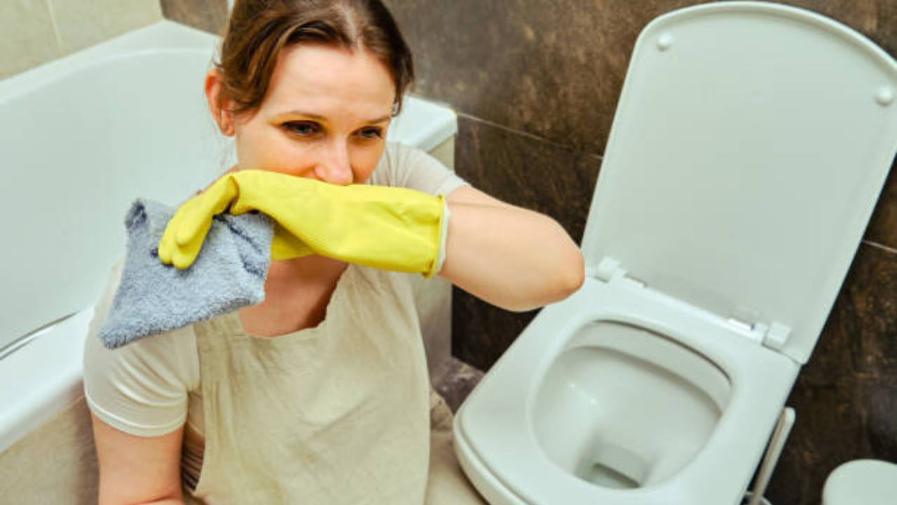 best way to remove toilet smell in marathi