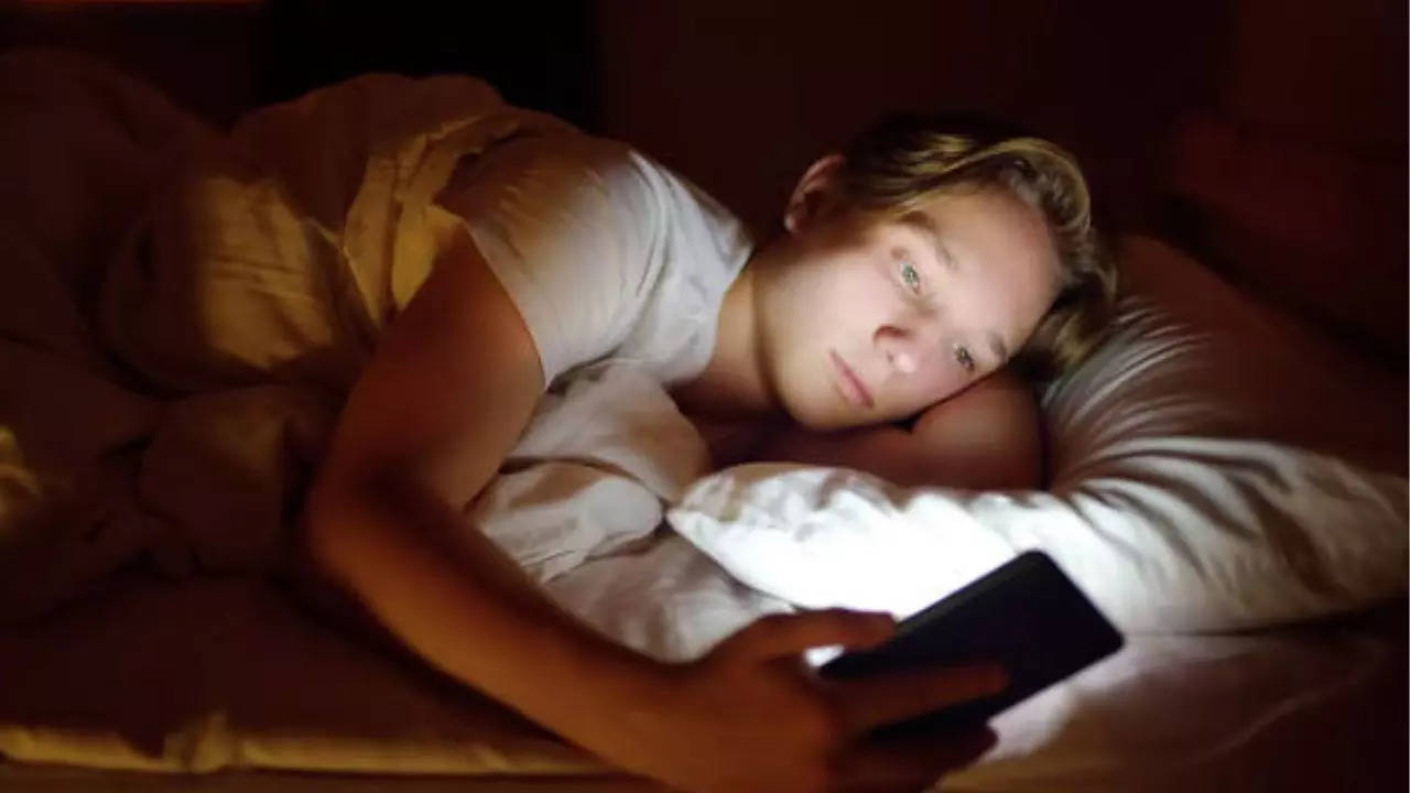 Is Your Child Constantly On Phone? 6 Signs Your Teen Has Phone Addiction