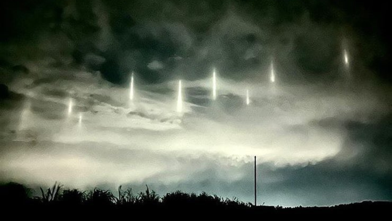 Mysterious Pillars of Light Seen in Japan Ignite Alien Invasion Theories