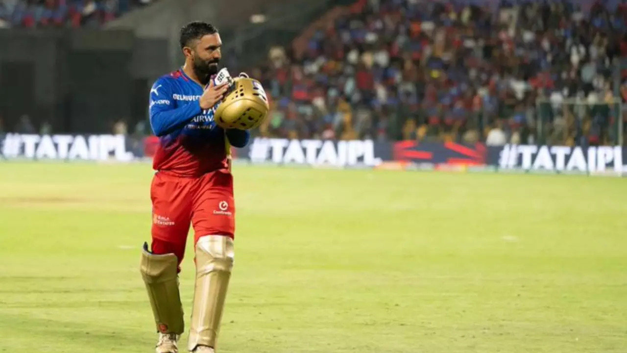 Dinesh Karthik Gets Guard Of Honour