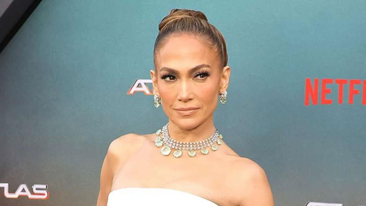 Jennifer Lopez in Manish Malhotra jewellery