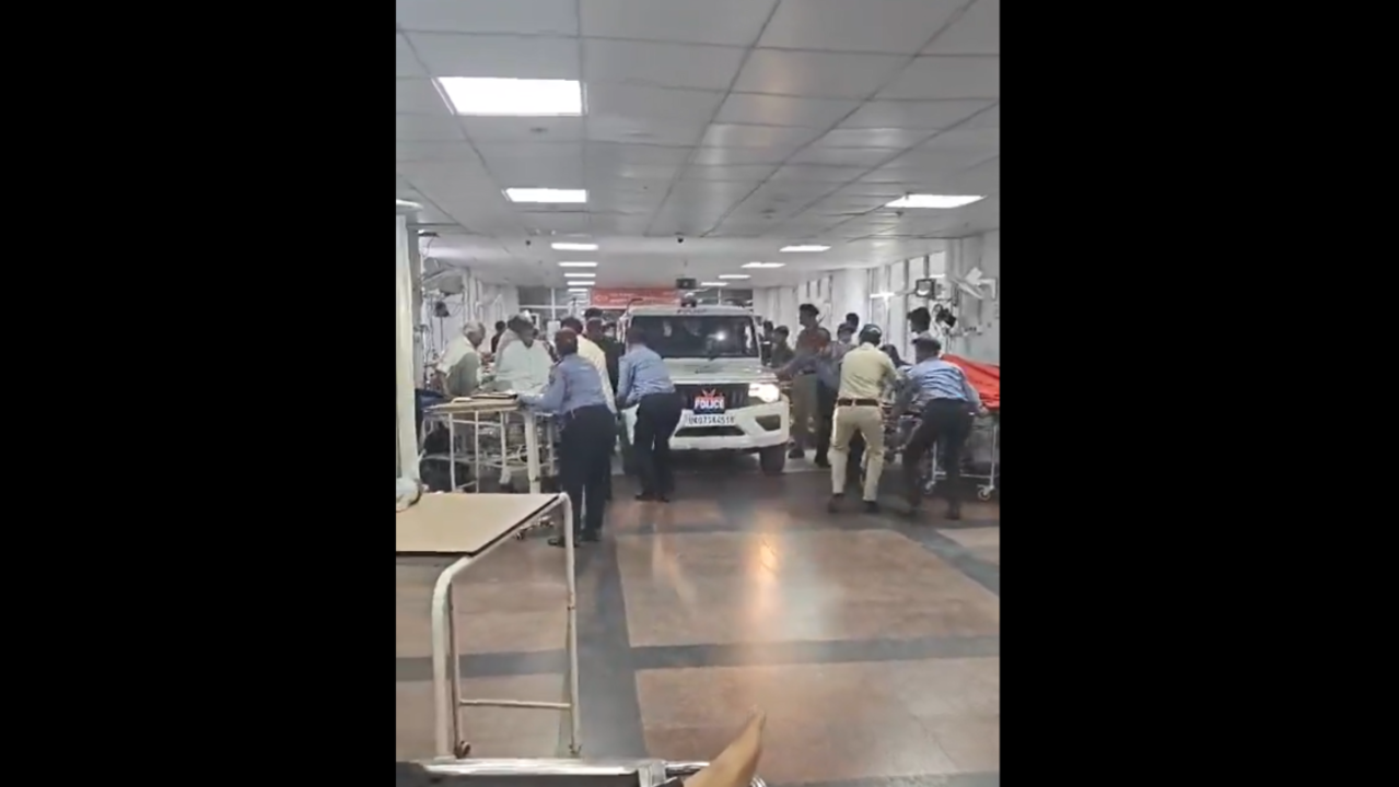 Police vehicle makes uncoventional entry into emergency ward of AIIMS Rishikesh