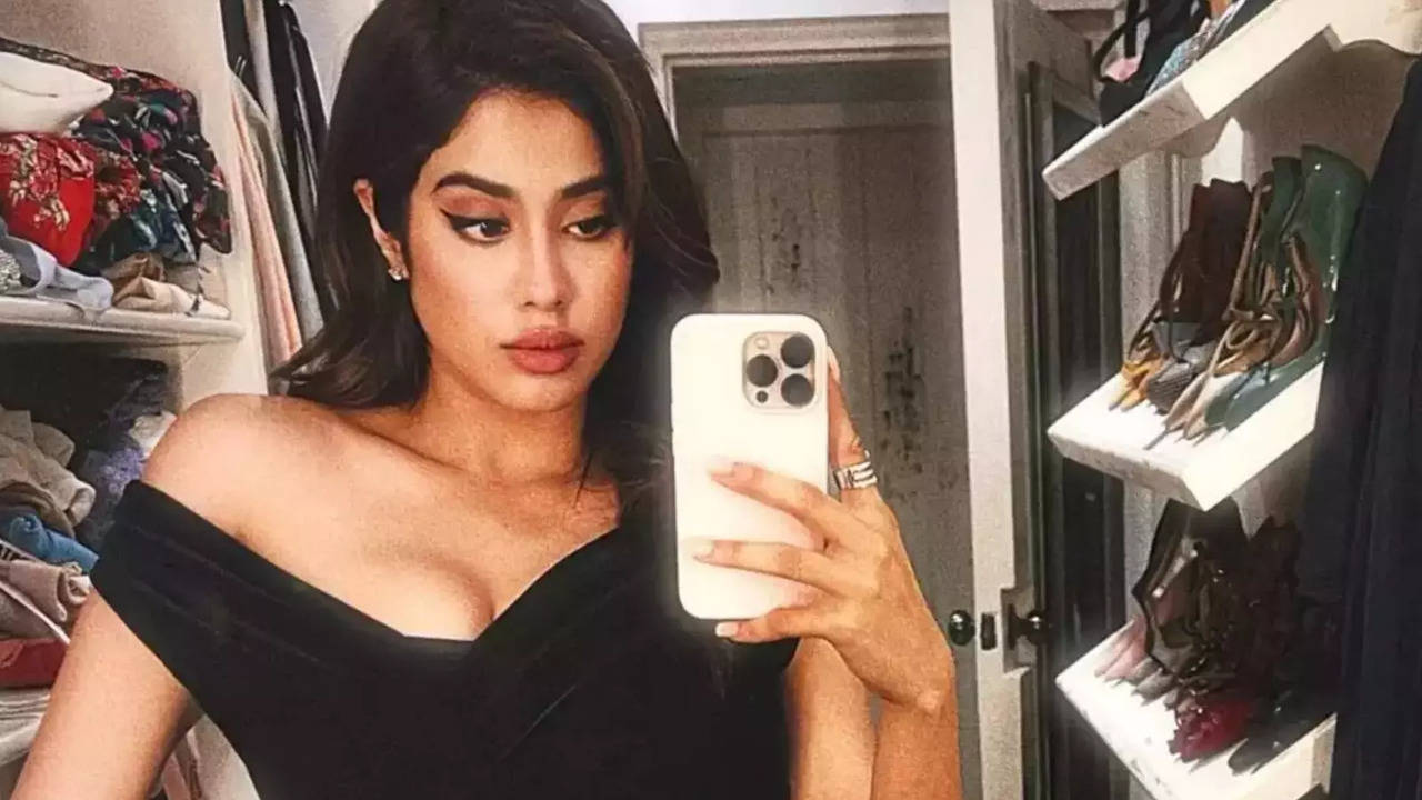 Janhvi Kapoor REVEALS She Checks Her Boyfriend's Phone, Doesn't Support BFs Doing The Same: Kyu...?