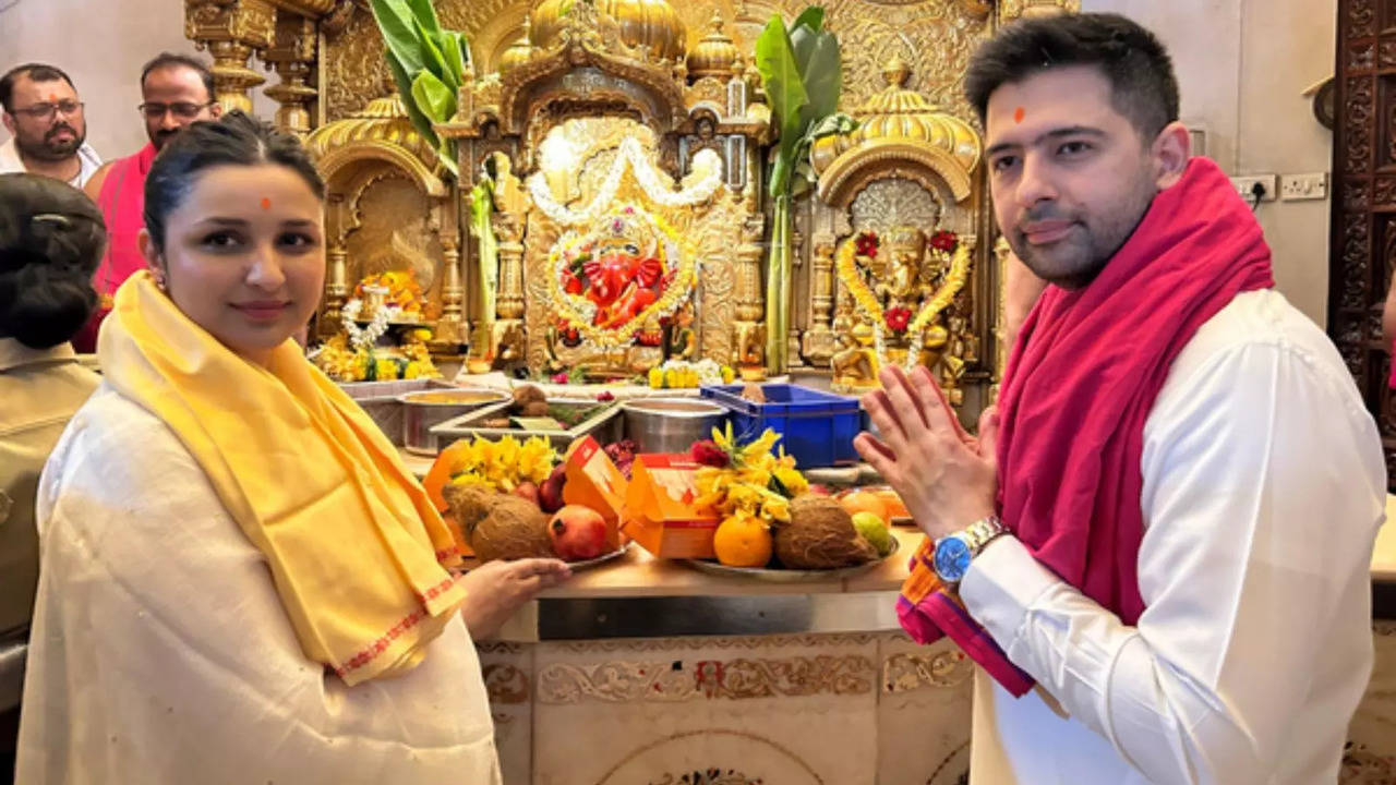 After Eye Operation, Raghav Chadha Visits Siddhivinayak Temple With Wife Parineeti Chopra. WATCH