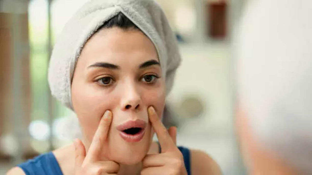 Face Yoga: गाल गळू लागले, बारीक रेषा दिसू लागल्या? तर आजपासूनच करा हे 8 ...