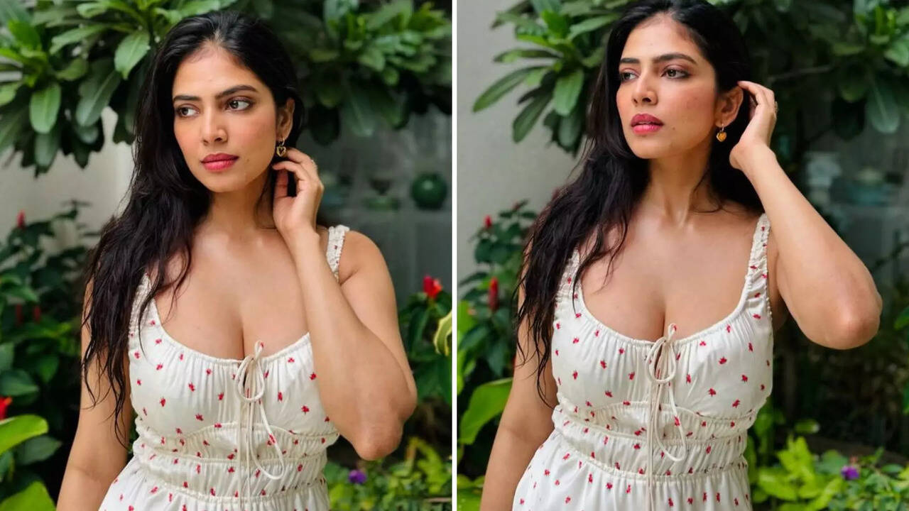  லோ நெக் உடையில் ஆளை மயக்கும் அழகில் மாளவிகா மோகனனின் லேட்டஸ்ட் புகைப்படங்கள்! 