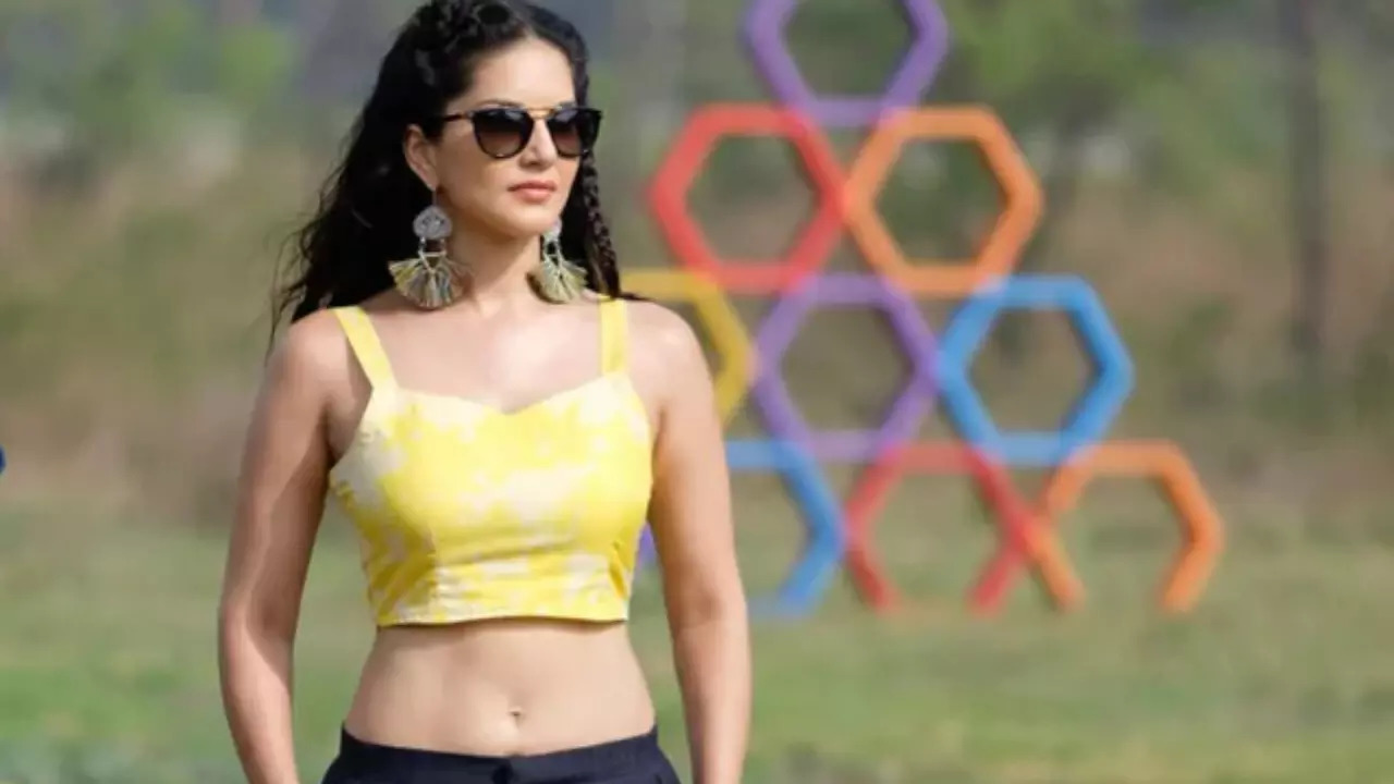 Splitsvilla X5: Sunny Leone Advices Contestants To Balance Their Emotions With The Game