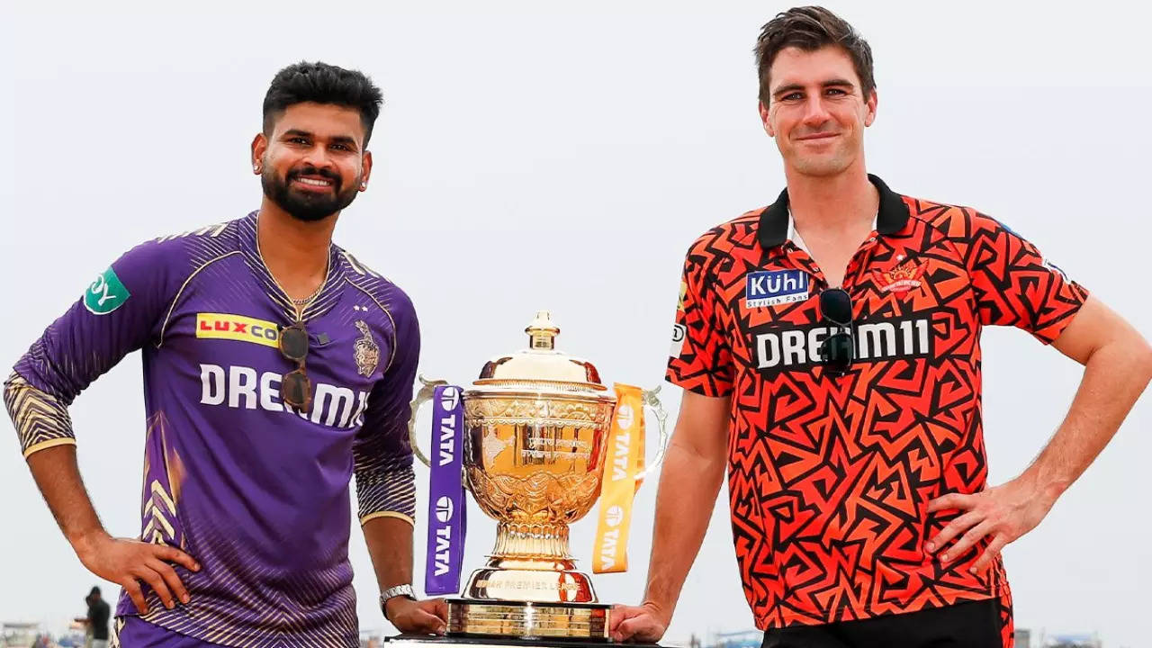 Captains pose with IPL trophy before final
