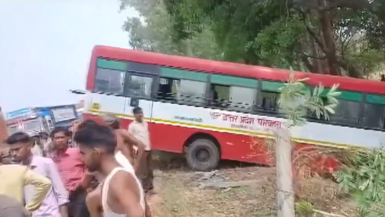 UP: 4 Dead In Collision Between Bus And Mini Vehicle | VIDEO