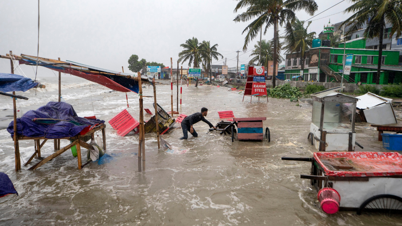 चक्रवात रेमल: बंगाल की खाड़ी से तूफान के करीब आते ही बांग्लादेश ने लाखों  लोगों को निकालना शुरू कर दिया | टाइम्स नाउ