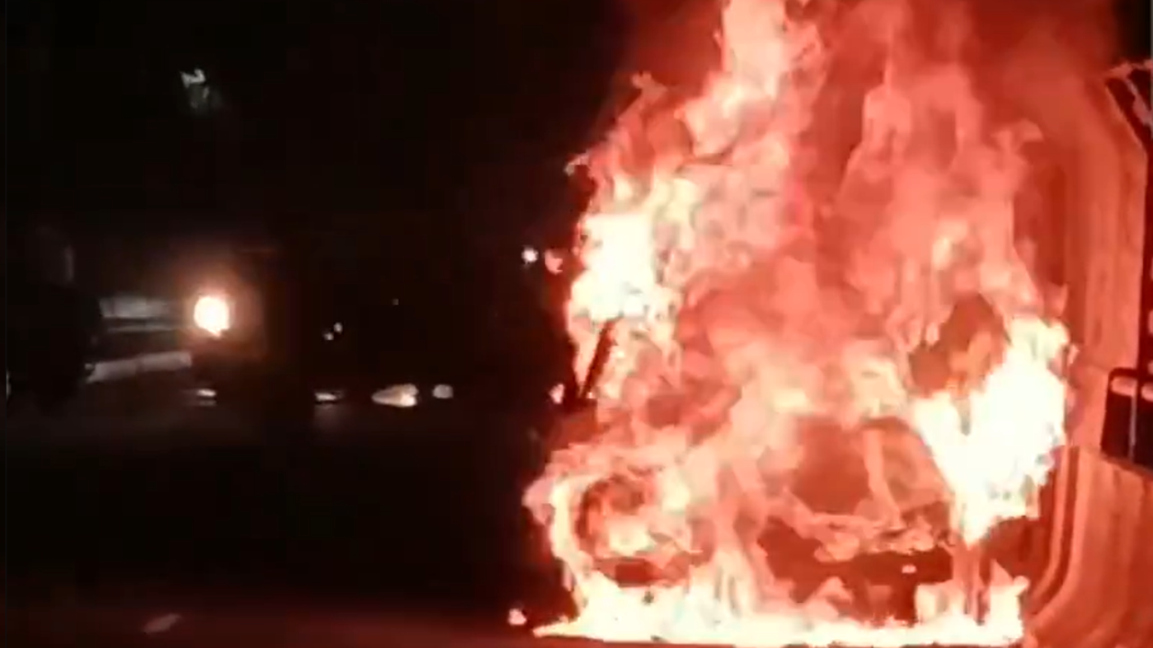 Car Catches Fire At Sagar Pur Flyover