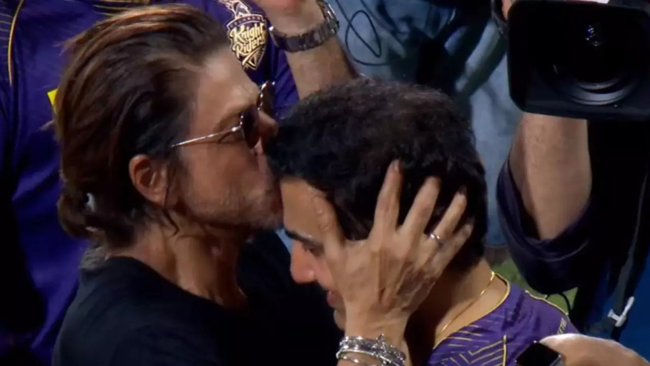 Shah Rukh Khan Embraces Gautam Gambhir With Kisses After KKR Beat SRH To Lift 3rd IPL Title : WATCH