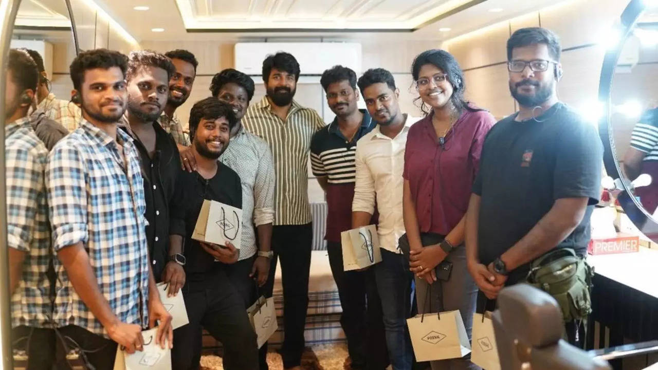 Sivakarthikeyan With The Assistant Directors Team Of Amaran