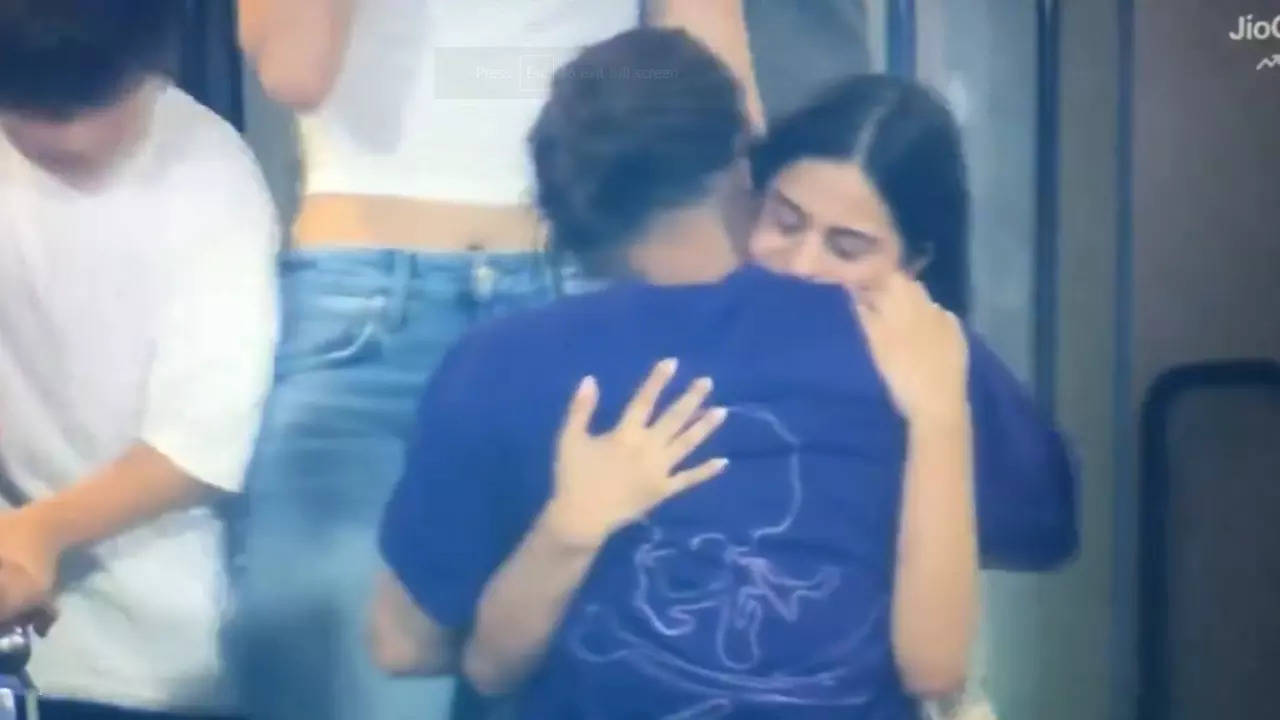 Emotional Suhana Khan Tightly Hugs Dad Shah Rukh Khan After KKR Clinches IPL Trophy. Watch Heartwarming Video