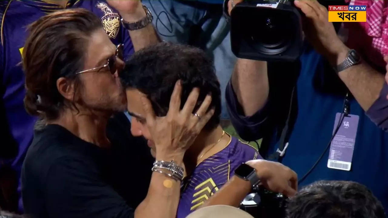 Shah Rukh Khan Kisses Gautam Gambhir