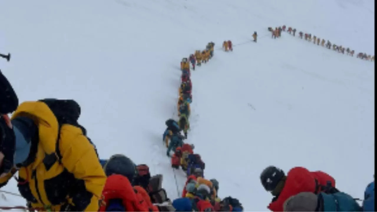 Mount Everest Climbing Chaos: Video Reveals Congested Conditions