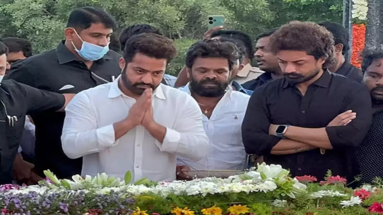 Jr-NTR-and-Kalyanram-paying-tributes-on-the-occassion-of-NTR_s-101-birth-anniversary-on-Tuesday-_ay-