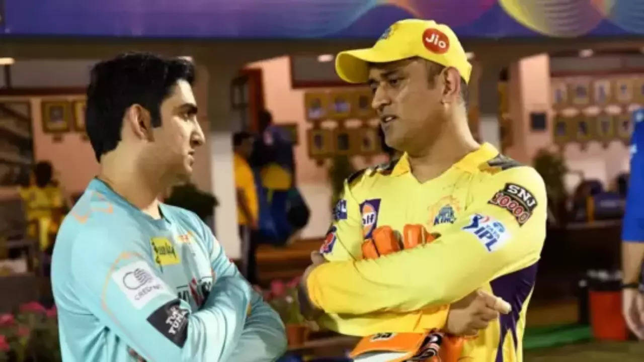 Gautam Gambhir having a chat with MS Dhoni