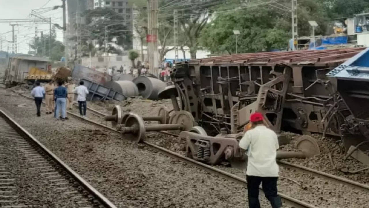 goods train of 5 to 6 coaches derailed in palghar railway station