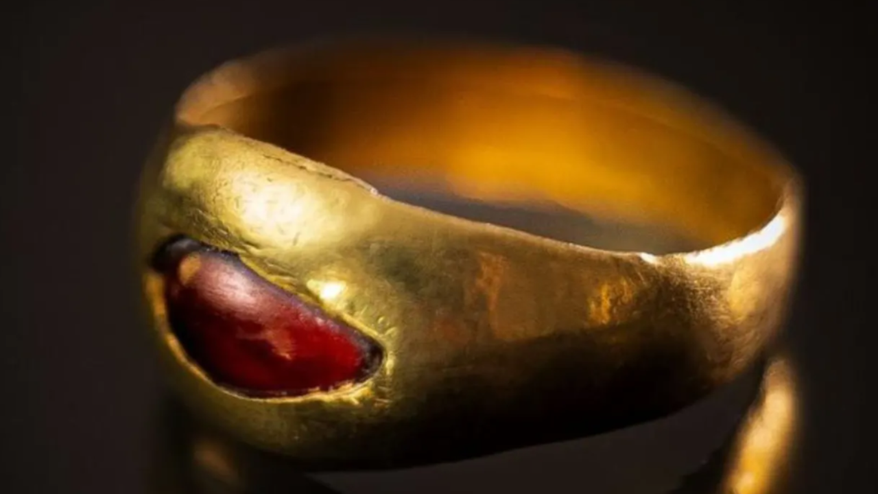 Israeli gold ring