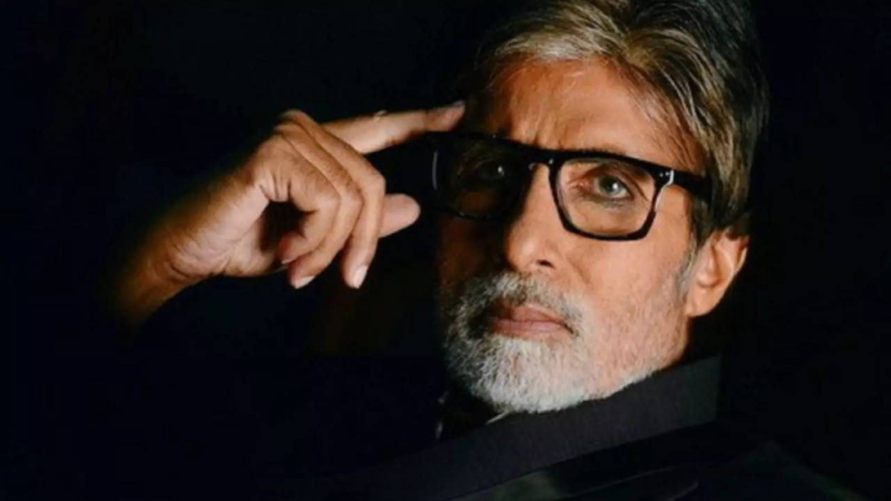 Amitabh Bachchan Admits To Be HOOKED To Social Media, Fans Are Now Worried