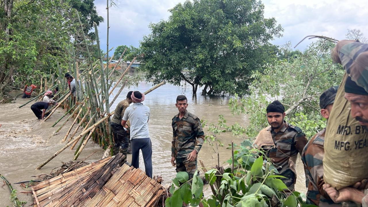 Army Engineers Swiftly Plug Breaches In Imphal River To Mitigate Flooding | VIDEO