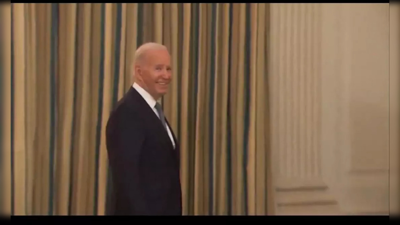 Biden's 'Weird Smirk' While Ignoring Trump 'Political Prisoner ...