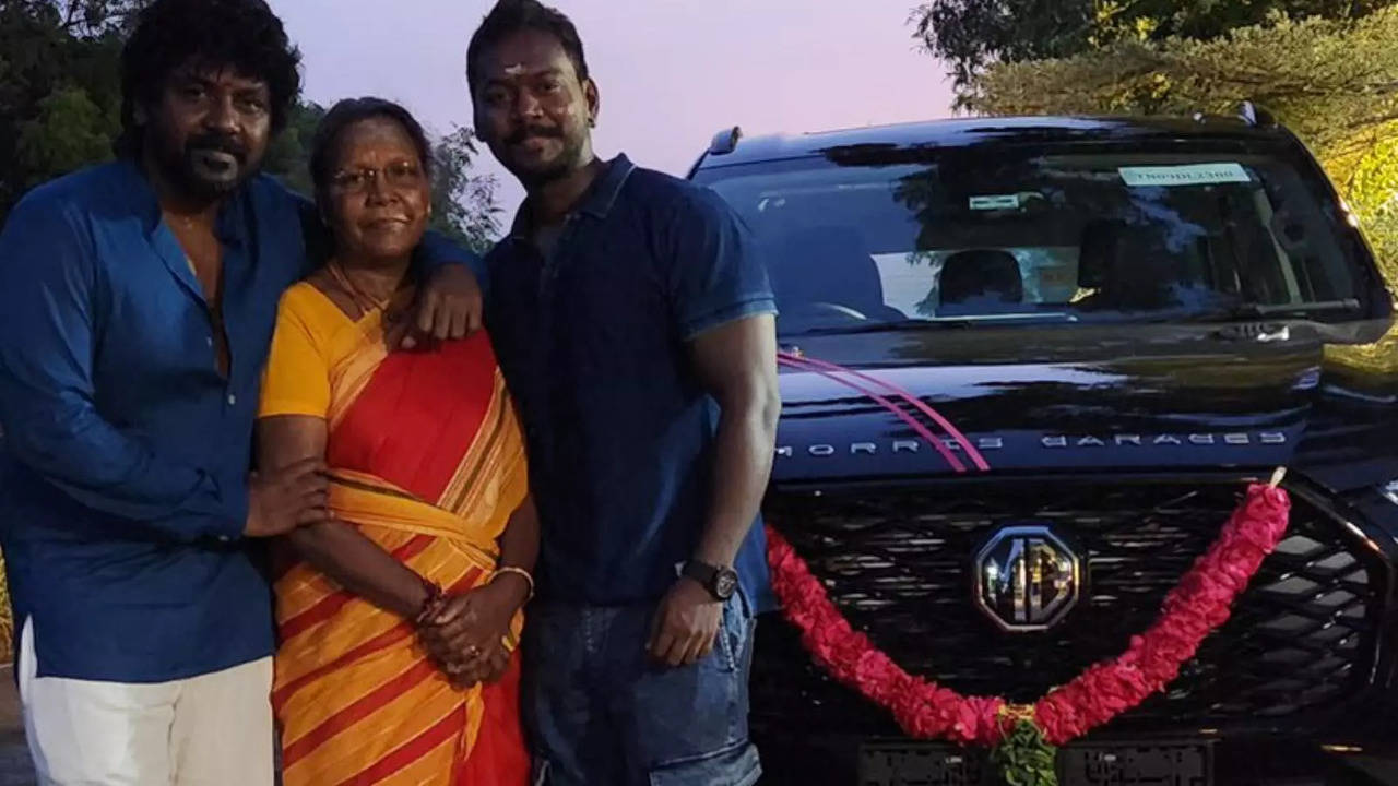 Raghava Lawrence With His Brother And Mom