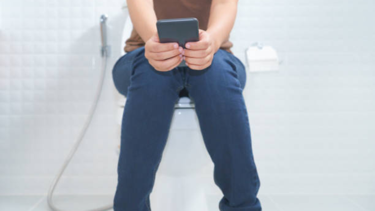 using mobile in toilet is dangerous for health