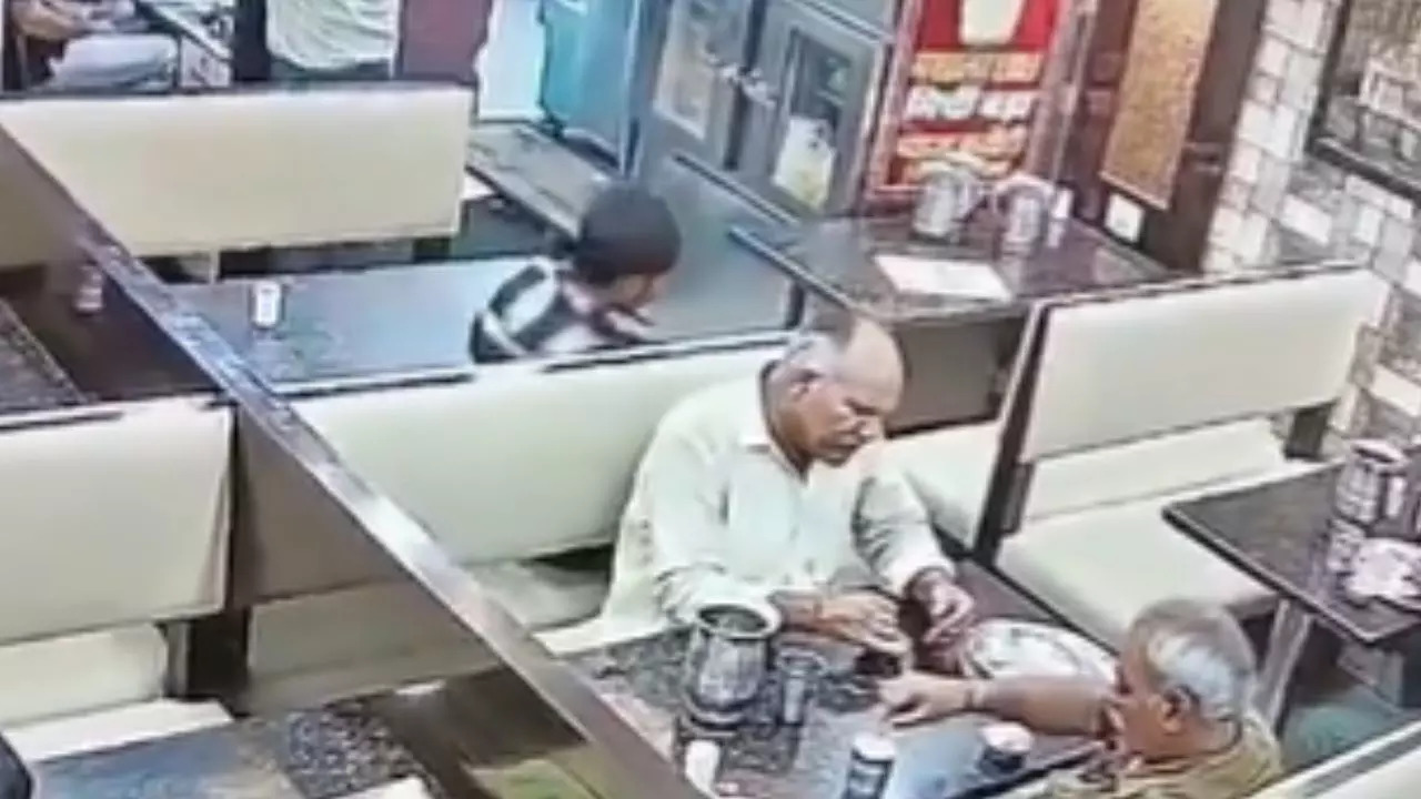 CCTV Captures Man Stealing Phone in Restaurant as Owner Chit-Chats Unaware