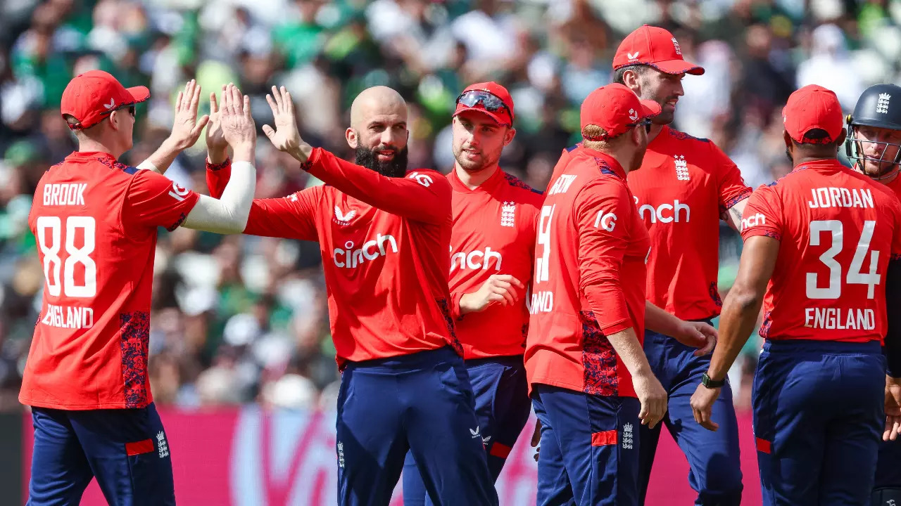 England players celebrating a wicket