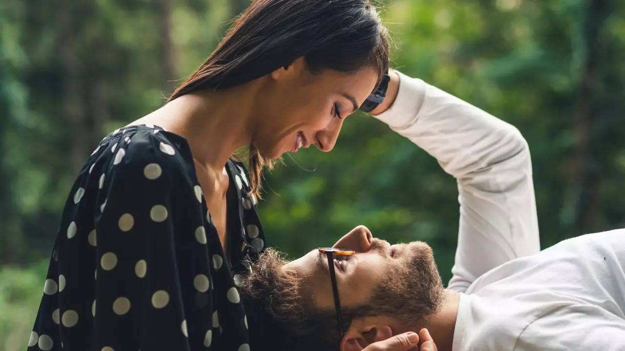 7 Signs That Suggest You Fall In Love Easily