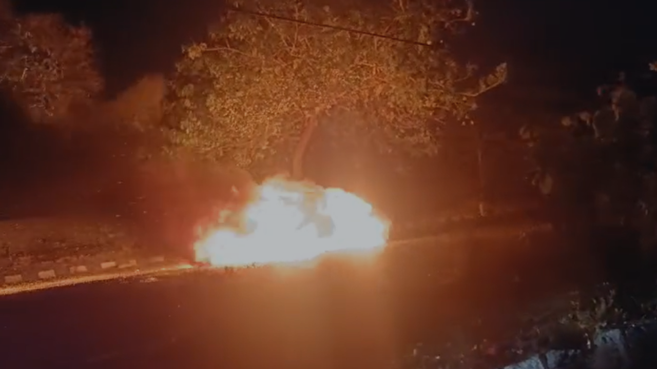 Car in flames in Delhi