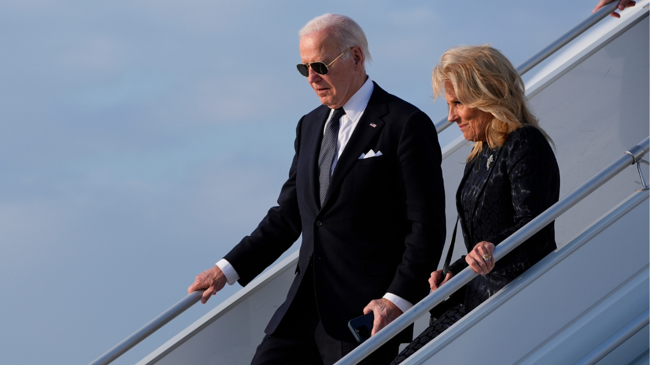 Los errores de Biden en la ceremonia del Día D provocan las teorías de 'se hizo caca en los pantalones' y 'silla invisible'